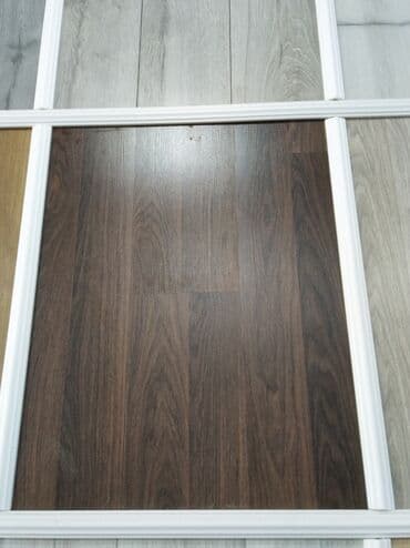 Tünd qəhvəyi rəngdə olan bu laminat döşəmə örtüyü, evinizə və ya