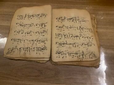 maraqlı kitab şəkilləri: Bu köhnə kitab parçadan hazırlanmış üz qabığı və saralmış səhifələri — 3