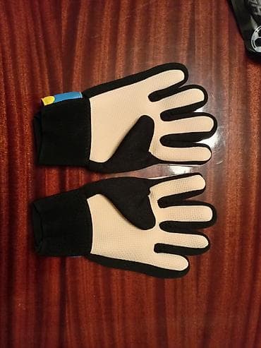 İdman çantaları: Rus dili: Вратарские перчатки для ребёнка до 12 лет. Синие а сзади — 3