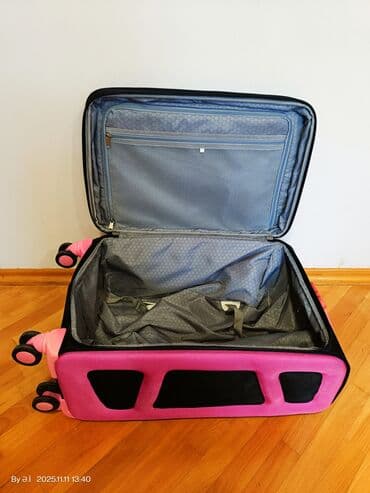 İdman qidaları: Səyahət çamadanı – yumşaq korpuslu, 4 təkərli, qara‑çəhrayı dizayn — 2