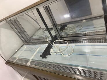 su soyuducu aparat: Bu ticarət vitrin soyuducusu qəhvəyi rəngdədir və şüşə yan panellərə — 14