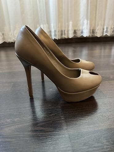 uzunbogaz cekmeler instagram: Brend: Sergio Rossi Model: Platformalı, ön hissəsi açıq (peep-toe) — 1