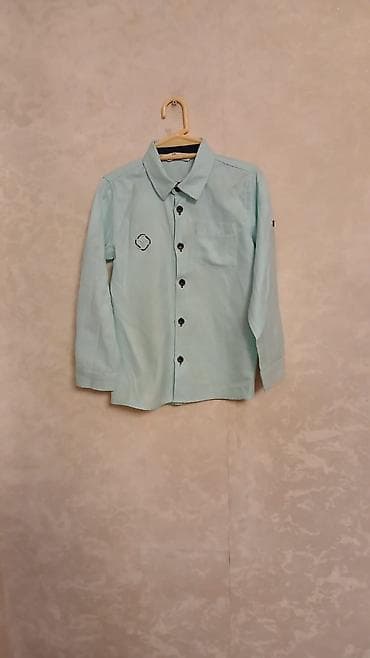 Bayram kostyumları: Uşaq köynəyi – açıq mavi rəngdə, uzunqollu, klassik yaxalı model. Ön — 3