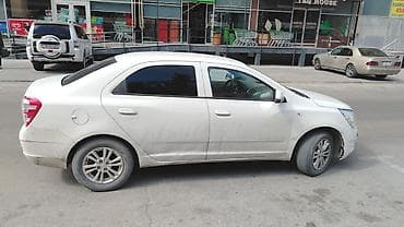 mazda 3 nece masindi: Chevrolet Cobalt sedan – ağ rəng. - Kuzov: 4 qapılı sedan, ağ rəng — 2