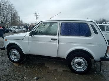 ikinci el radiatorlar: LADA Niva (3 qapılı) ağ rəngli off-road SUV - Kuzov: 3 qapı, qısa — 6
