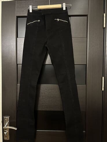 Zara yan cibləri ve arxa eteklerde zamok olan, dar, uzun qara cins