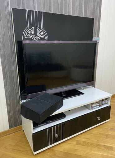 TV altlığı. Ağ-qara. “El işi” naxışlı