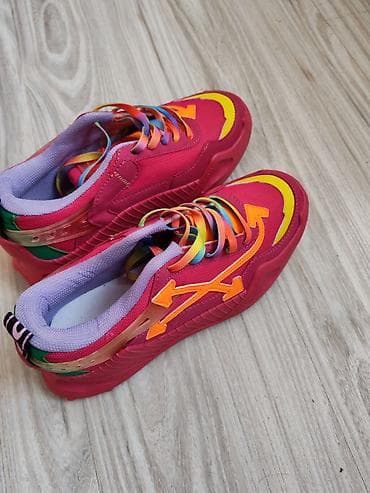 Rəngli idman ayaqqabısı – treyl/çöl üslubunda. - Parlaq çəhrayı baza