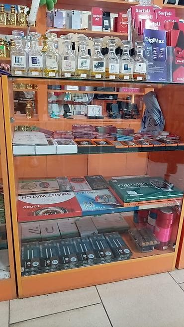 Mağaza mebelləri satılır – təzə yığılmış, vitrin və rəf komplekti - — 1
