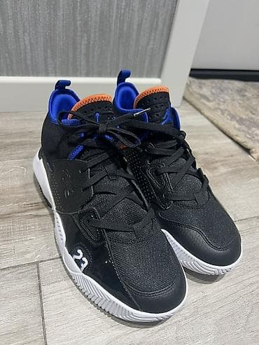 air jordan ayakkabı: Basketbol ayaqqabısı - Rənglər: qara üst hissə, ağ altlıq, mavi detal — 2
