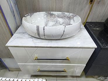 Mərmər üstdə dayanan dekorativ üzük formalı lavabo və vannao­tağı