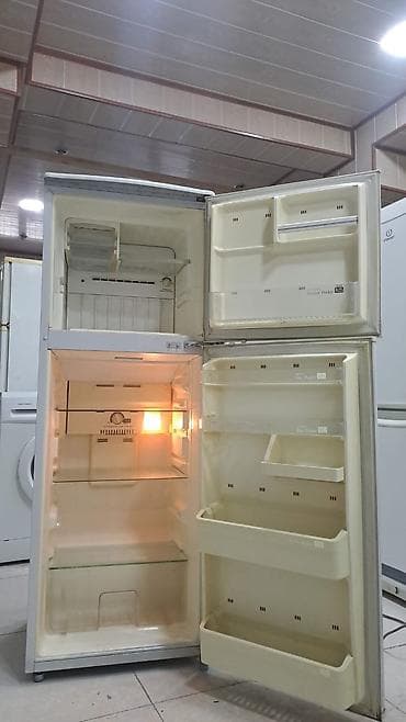 İki qapılı məişət soyuducusu - Üstdə dondurucu, altda soyutma bölməsi