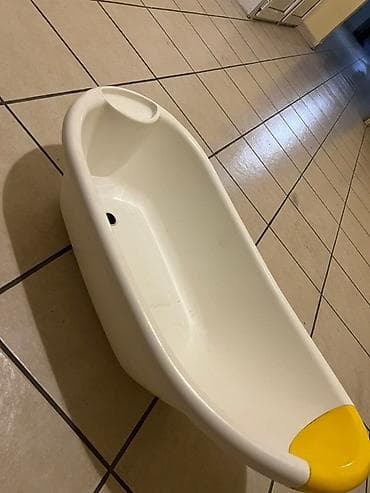 Ağ rəngli, sarı detallı uşaq hamam küveti. Körpənizin rahatlığı üçün — 2