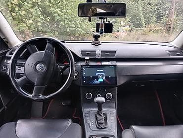 Volkswagen Passat sedan. Avtomobilin salonu qara rəngdədir və ön