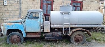 zil 5301: Bu, mavi kabinəli və paslı şassi elementləri olan köhnə tipli yük — 8