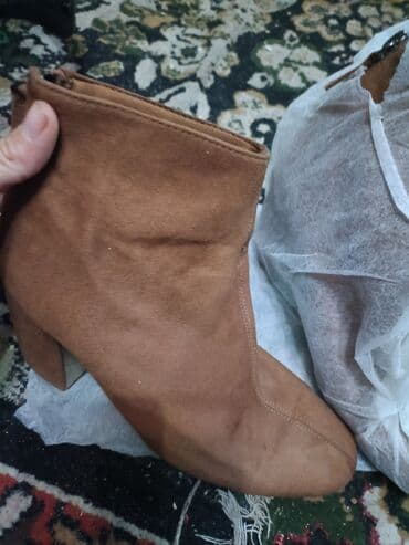 toxunma kupalnik: Stradivarius qadın botları - Material: süet (zamşa), yumşaq toxuma - — 1