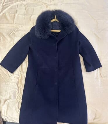 Qadın palto – tünd lacivərt rəngdə, zərif siluetli. - Böyük, həcmli