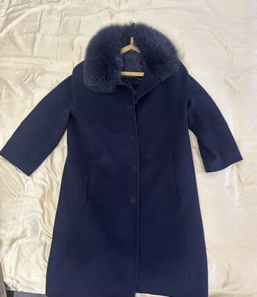 женский пляжный халат: Qadın palto – tünd lacivərt rəngdə, zərif siluetli. - Böyük, həcmli — 1