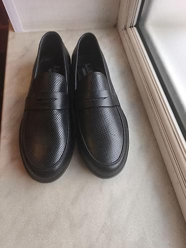 qara ayaqqabı: Kişi loafer ayaqqabıları – qara rəng, klassik penny loafer dizaynı - — 4