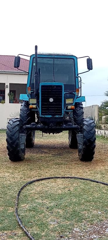 avto 312: Mavi rəngli universal təkərli traktor - Korpus: kabinalı, geniş ön — 1