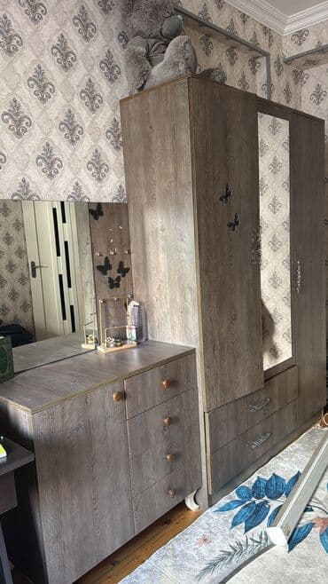 polis qız şəkilləri: İşlənmiş, Açılan, 3 qapılı Düz dolab, Qarderob, paltar dolabı, Azərbaycan — 1