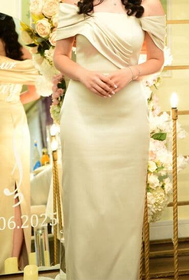 Gündəlik donlar: Şampan rəngli, uzun ziyafət/libas. 1 cə dəfə Həriyə geyinilib, 200 — 2