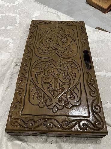 Əl oyma naxışlarla bəzədilmiş taxta nərd-taxta (backgammon) dəsti. -