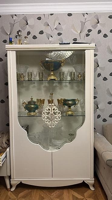 Şüşəli dolab vitrini