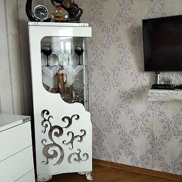 stekan desti: Ağ rəngdə klassik üslublu qonaq otağı mebel dəsti. Tərkibi: - Konsol — 2