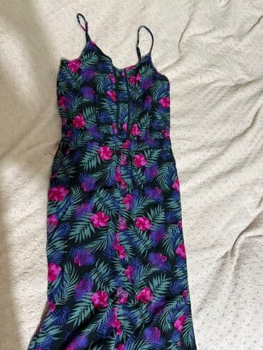 amerika bayrağı şəkilli kupalnik: Yay geyimi üçün uyğun, nazik qayışlı qadın kombinezonu. Qara fonda — 1