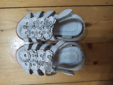 ayyaqqabı: Qız üçün pasanoska işığı yanır.az geyinilib defekti yoxdur. 21 — 1