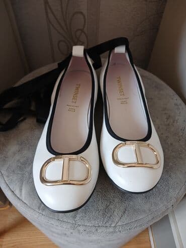 домашние женские тапочки балетки: Qızıl rəngli metal tokalı ağ rəngli qadın baletkaları. Ayaqqabının ağ — 1