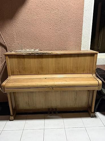 dj aparati satilir: Upright piano – Romlöt markalı (etiketdə “ROMLÖT” yazısı görünür) — 2