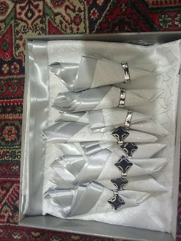 Gümüş rəng tonlarında masa dəsti – salfet və halqa komplekti -