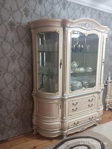 klass mebel instagram: Klassik üslubda qonaq otağı üçün vitrin və konsol-güzgü dəsti - Rəng — 1