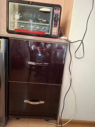 makiyaj stolu: Mətbəx mebel dəsti - Rəng: tünd qəhvəyi (parlaq) – üst dolablarda ağ — 1