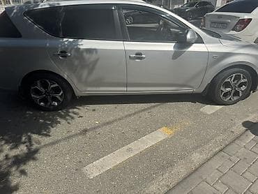 niva kuza: Kia Ceed SW (station wagon) – gümüşü rəngdə, şəhər və ailə istifadəsi — 1