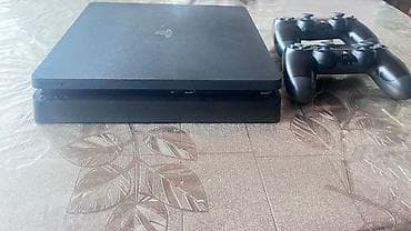 Sony PlayStation 4 Slim oyun konsolu Komplekt: - PS4 Slim konsol