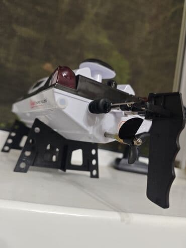 Hovuzlar: Pultla işləyən gəmi 35km/saat sürətlə hərəkət edir. Tərs çevrildikde — 10