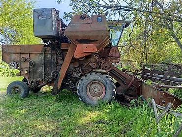 Taxıl biçən kombayn. Ehtiyat hissəsi kimi satılır. Matorundan başqa
