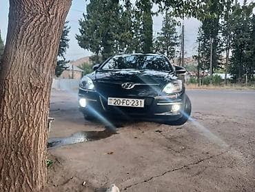 Продажа авто: Hyundai i30 CW, qara rəngli universal kuzov. Xüsusiyyətlər: - Kuzov — 1