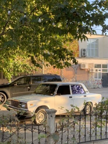 диски на авто ваз 2110 родные: VAZ 2107, ağ rəng, sedan kuzov. Xüsusiyyətlər: - Klassik “Jiquli” — 1