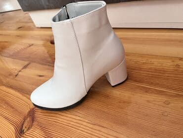 Ağ rəngli qadın qısa çəkmə (ankle boot) - Material: hamar, parlaq