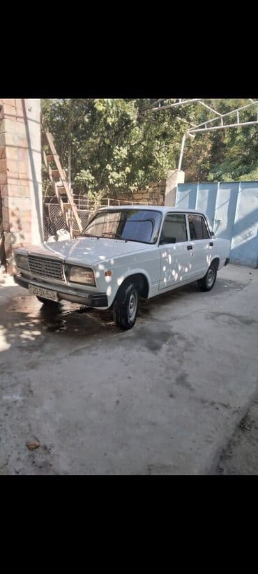ваза напольная стеклянная высокая без узора: VAZ 2107, ağ rəng, sedan kuzov. Klassik dizaynlı arxaötürməli model — 6