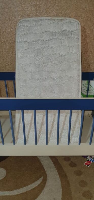 2 mərtəbəli çarpayı: Oğlan üçün, İşlənmiş, Beşik, Matras ilə, Yellənmə mexanizmsiz — 2