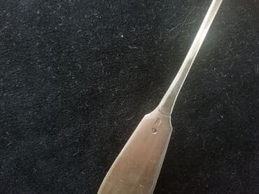 sapı: Gümüş, dəyirmi formalı, deşikləri olan bir süzgəc qaşıq. Uzun, incə — 2