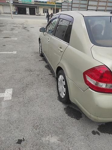 Nissan Tiida: 1.6 l | 2005 il Sedan