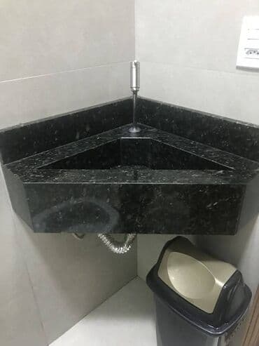 Künc üçün kompak tualet/lavabo həlli – üçbucaq formalı künc lavabosu