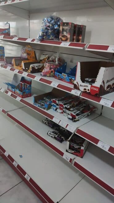 ref vitrin: Saz vəziyyətdə market polkaları divar metrəsi 100 Orta polkalar isə — 2