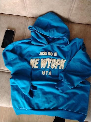 ic geyim: Mavi kapüşonlu sweatshirt - Rəng: parlaq mavi - Ön hissə: “Just Do It — 1